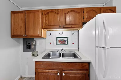 Kitchen - 2584 Wenning Rd, Cincinnati, OH 45231 photo 2 of 2