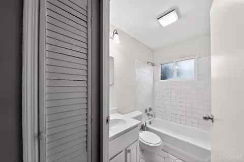 Bath - 2584 Wenning Rd, Cincinnati, OH 45231 photo 2 of 3