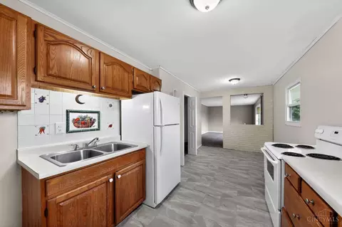 Kitchen - 2584 Wenning Rd, Cincinnati, OH 45231 photo 1 of 2
