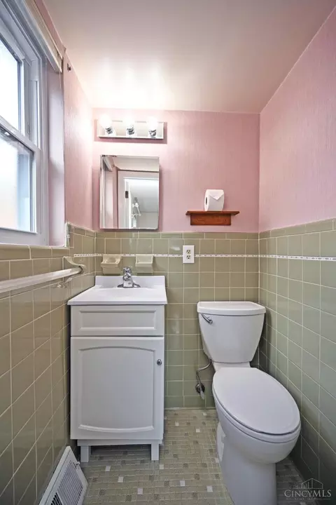 Bath - 4615 Largo Dr, Cincinnati, OH 45236 photo 1 of 2