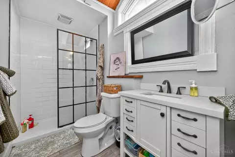 Bath - 964 Windsor St, Cincinnati, OH 45206 photo 1 of 6