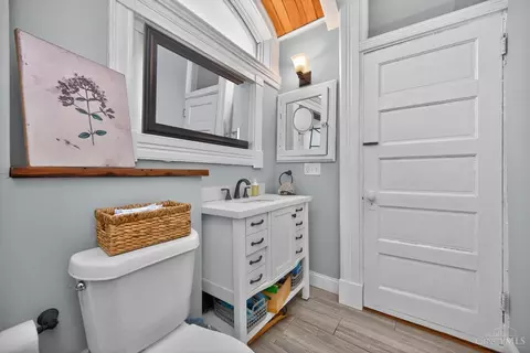 Bath - 964 Windsor St, Cincinnati, OH 45206 photo 2 of 6