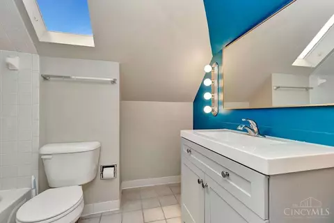 Bath - 2364 Gladstone Ave, Cincinnati, OH 45202 photo 3 of 4