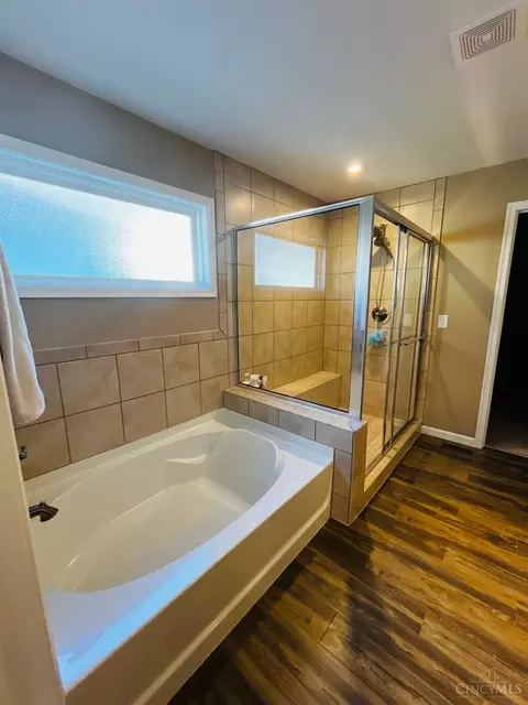 Bath - 5724 Victoria Rd, Mason, OH 45040 photo 2 of 4