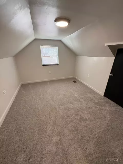Bedroom - 1175 Madeleine Cir, Cincinnati, OH 45231 photo 3 of 5