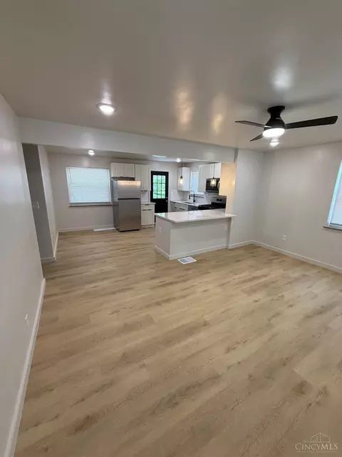 Living - 1175 Madeleine Cir, Cincinnati, OH 45231 photo 1 of 2