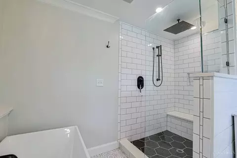 Bath - 5987 Beechtop Dr, Cincinnati, OH 45233 photo 3 of 5