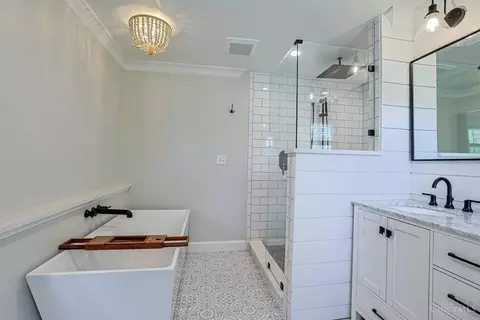 Bath - 5987 Beechtop Dr, Cincinnati, OH 45233 photo 2 of 5