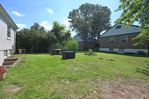 Exterior - 3301 Maplecrest Pl, Cincinnati, OH 45209 photo 5 of 7