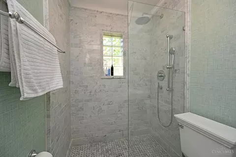 Bath - 3301 Maplecrest Pl, Cincinnati, OH 45209 photo 2 of 2