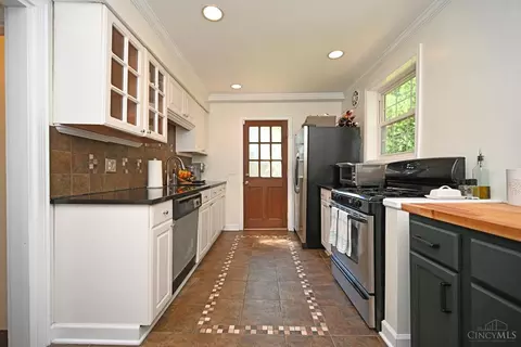 Kitchen - 3301 Maplecrest Pl, Cincinnati, OH 45209 photo 2 of 5