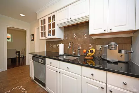 Kitchen - 3301 Maplecrest Pl, Cincinnati, OH 45209 photo 5 of 5