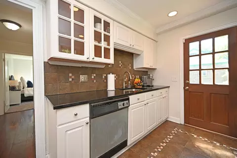 Kitchen - 3301 Maplecrest Pl, Cincinnati, OH 45209 photo 3 of 5