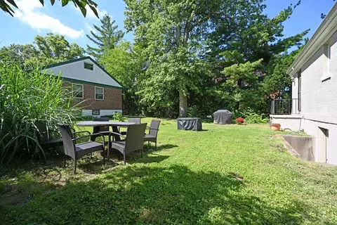 Exterior - 3301 Maplecrest Pl, Cincinnati, OH 45209 photo 6 of 7