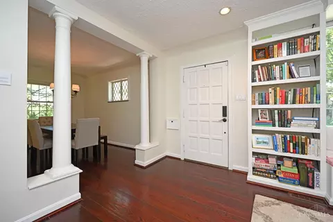 Entry Way - 3301 Maplecrest Pl, Cincinnati, OH 45209 photo 1 of 3