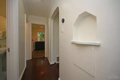 Entry Way - 3301 Maplecrest Pl, Cincinnati, OH 45209 photo 2 of 3