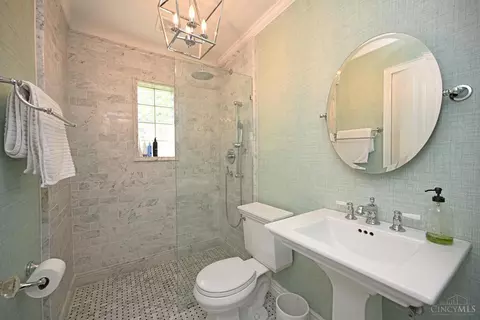 Bath - 3301 Maplecrest Pl, Cincinnati, OH 45209 photo 1 of 2