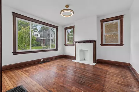 Living - 1114 Winfield Ave, Cincinnati, OH 45205 photo 1 of 5