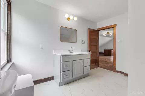 Bath - 1114 Winfield Ave, Cincinnati, OH 45205 photo 3 of 4