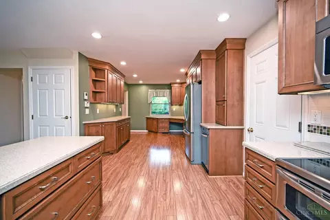 Kitchen - 871 Meadow Ridge Dr, Cincinnati, OH 45245 photo 3 of 5