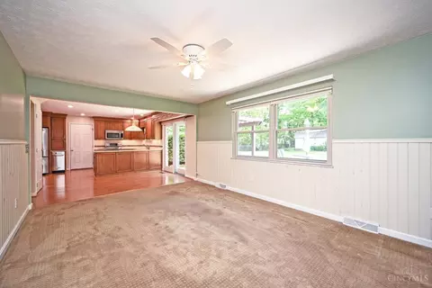 Living - 871 Meadow Ridge Dr, Cincinnati, OH 45245 photo 3 of 3