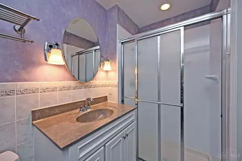 Bath - 871 Meadow Ridge Dr, Cincinnati, OH 45245 photo 3 of 5