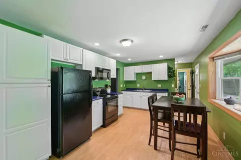 Kitchen - 9613 Kosta Dr, Cincinnati, OH 45231 photo 2 of 4