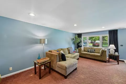 Living - 9613 Kosta Dr, Cincinnati, OH 45231 photo 1 of 4