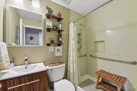 Bath - 9613 Kosta Dr, Cincinnati, OH 45231 photo 3 of 4