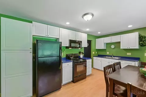 Kitchen - 9613 Kosta Dr, Cincinnati, OH 45231 photo 4 of 4