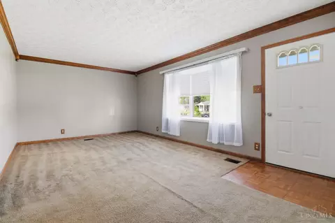 Living - 6 Arrowhead Ct, Harrison, OH 45030 photo 2 of 7