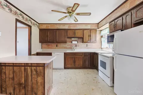 Kitchen - 6 Arrowhead Ct, Harrison, OH 45030 photo 2 of 4