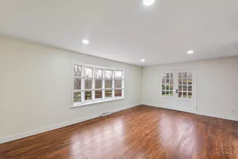 Living - 357 Meadowcrest Rd, Cincinnati, OH 45231 photo 3 of 7