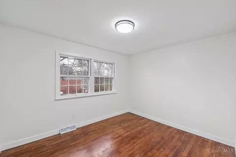 Bedroom - 357 Meadowcrest Rd, Cincinnati, OH 45231 photo 3 of 10