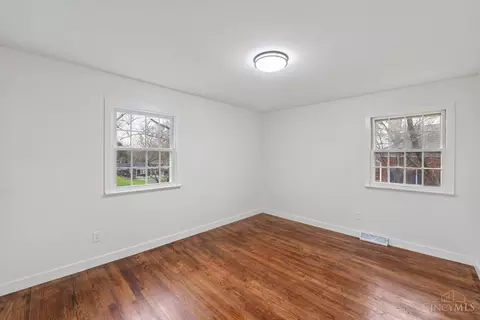 Bedroom - 357 Meadowcrest Rd, Cincinnati, OH 45231 photo 7 of 10