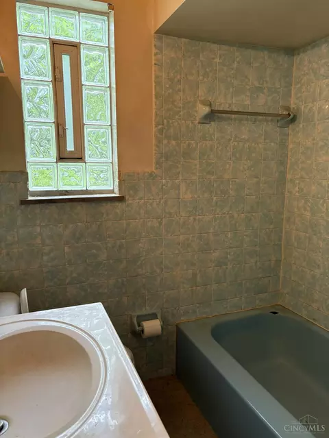 Bath - 3880 Bennett Rd, Cincinnati, OH 45245 photo 2 of 2