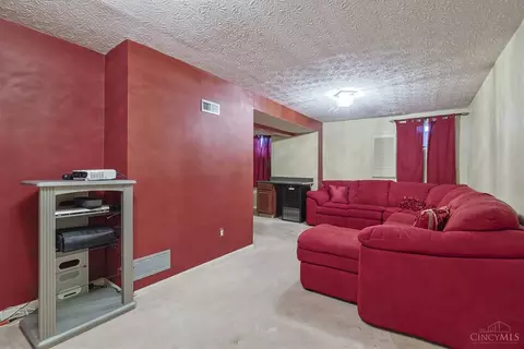 Living - 10152 Timberview Ct, Woodlawn, OH 45215 photo 5 of 6