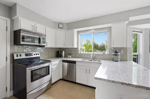 Kitchen - 2374 Candlemakers Ln, Maineville, OH 45039 photo 3 of 5