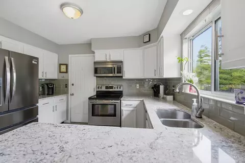 Kitchen - 2374 Candlemakers Ln, Maineville, OH 45039 photo 5 of 5