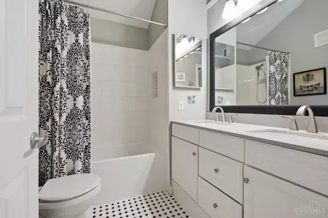 Bath - 2374 Candlemakers Ln, Maineville, OH 45039 photo 2 of 4