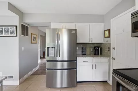 Kitchen - 2374 Candlemakers Ln, Maineville, OH 45039 photo 4 of 5
