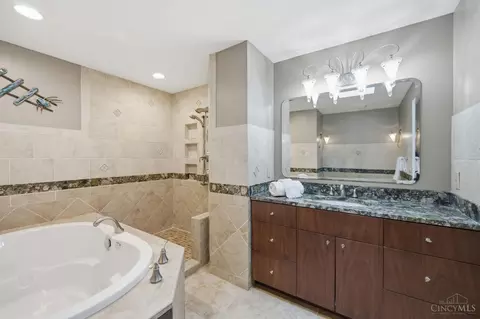 Bath - 9486 Oakhurst Ct, Blue Ash, OH 45241 photo 2 of 7