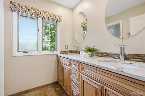 Bath - 9486 Oakhurst Ct, Blue Ash, OH 45241 photo 5 of 7