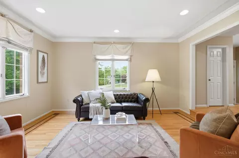 Living - 9486 Oakhurst Ct, Blue Ash, OH 45241 photo 2 of 6