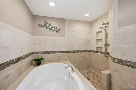 Bath - 9486 Oakhurst Ct, Blue Ash, OH 45241 photo 3 of 7