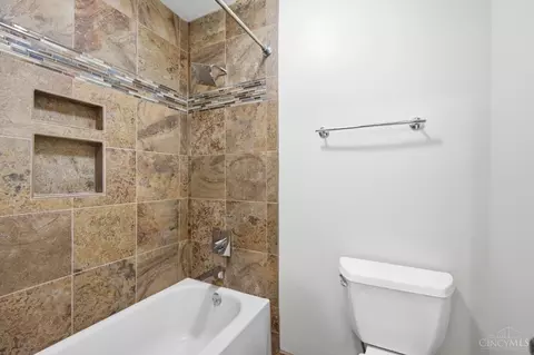 Bath - 9486 Oakhurst Ct, Blue Ash, OH 45241 photo 6 of 7