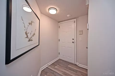 Entry Way - 8418 Ridge Pointe Ct, Cincinnati, OH 45237 photo 2 of 3