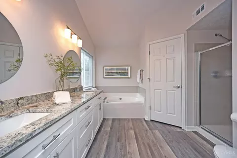 Bath - 8418 Ridge Pointe Ct, Cincinnati, OH 45237 photo 2 of 3