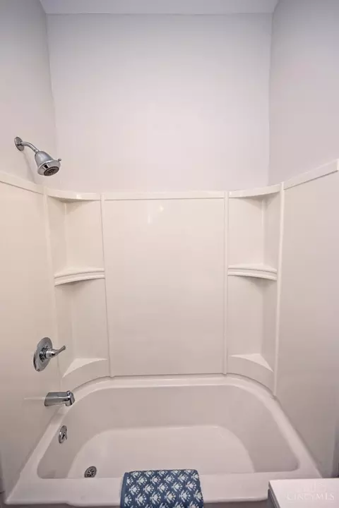 Bath - 435 Pearl St, Reading, OH 45215 photo 2 of 4