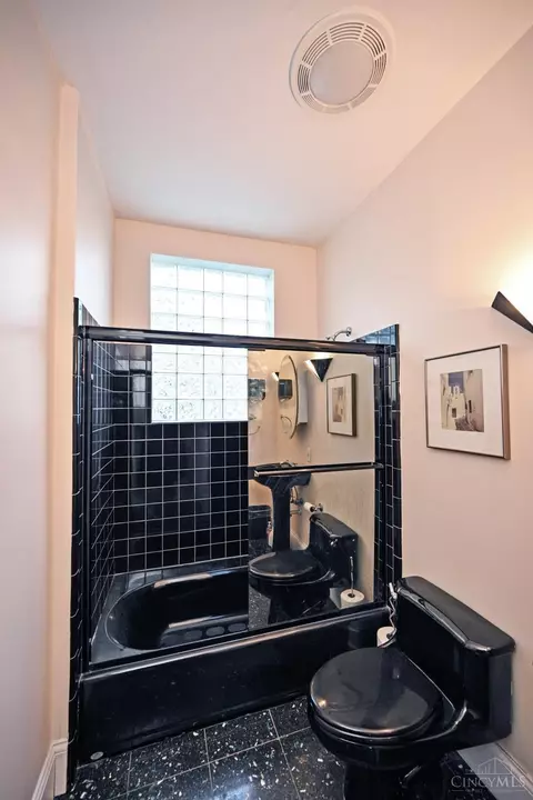 Bath - 2150 Alpine Pl, Cincinnati, OH 45206 photo 1 of 4
